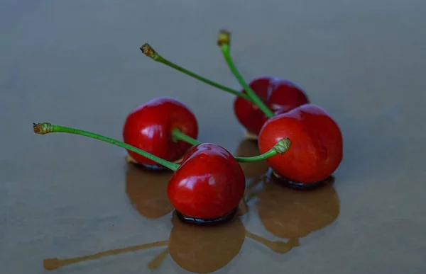 Red Cherry Stands Glass Sheet Mirror Reflects Red Cherry — Stockfoto