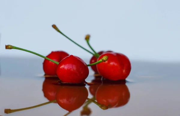 Red Cherry Stands Glass Sheet Mirror Reflects Red Cherry — Stockfoto