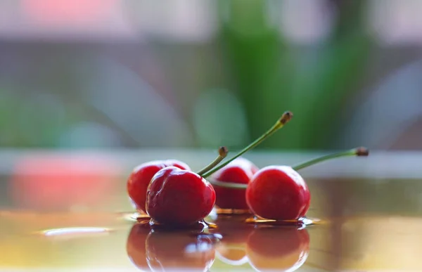 Red Cherry Stands Glass Sheet Mirror Reflects Red Cherry — Stockfoto