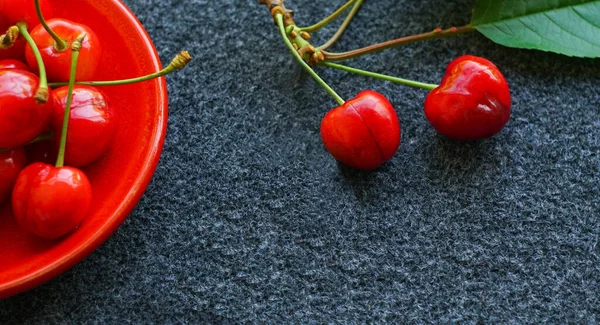 Liśćmi Czerwonych Owoców Wiśni — Zdjęcie stockowe