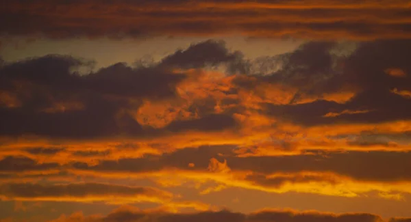 Als Die Sonne Unterging Röteten Sich Die Wolken — Stockfoto