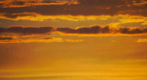 Gdy Słońce Zachodziło Chmury Zaczerwieniły Się — Zdjęcie stockowe