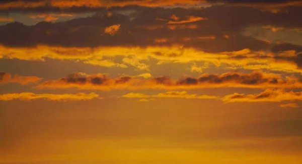 Gdy Słońce Zachodziło Chmury Zaczerwieniły Się — Zdjęcie stockowe