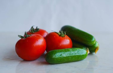                         salatalık ve domates beyaz zemin üzerine       