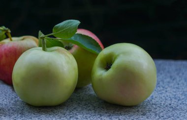                              Yeşil elma, yaz elması  