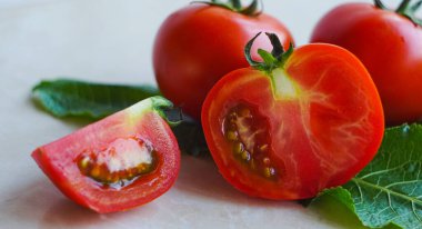                               Beyaz arka planda domatesler, kesilmiş ve kesilmemiş domatesler.