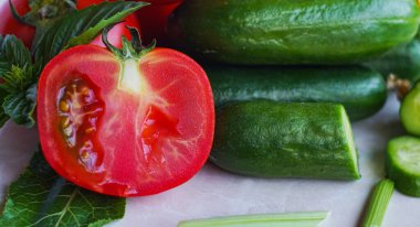                                Beyaz arka planda yeşil salatalıklı domatesler