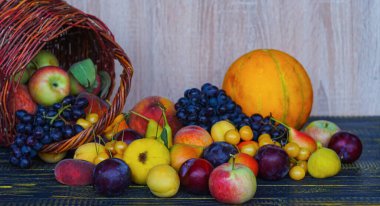                                    Her çeşit meyve masada duran yaz meyveleridir.