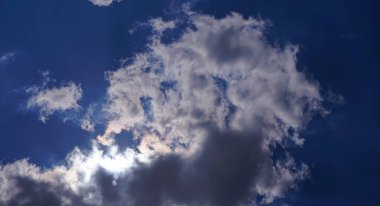                                Güneş ışığında kara bir bulut kızarıyor.