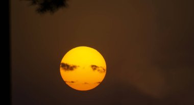               Güneş batıyor, güneş büyüyor ve kızarıyor.                 