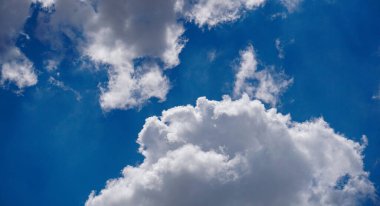                         Beyaz bulutlar mavi gökyüzüne dağıldı.