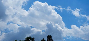    Beyaz bulutlar mavi gökyüzüne dağıldı.