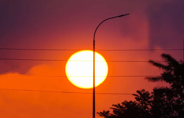 Die Große Sonne Geht Rot Unter — Stockfoto