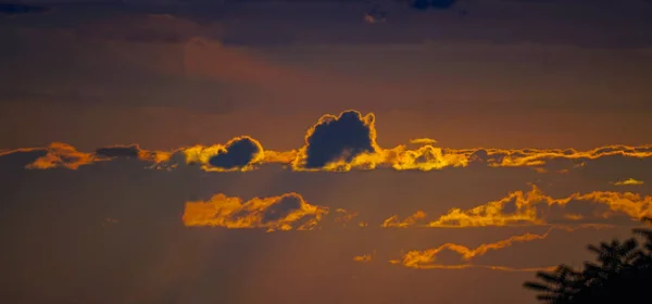 Eine Dunkle Wolke Rötet Sich Sonnenlicht — Stockfoto