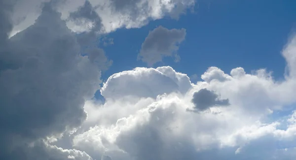 Błękitne Niebo Białe Chmury Pokryły Niebo — Zdjęcie stockowe