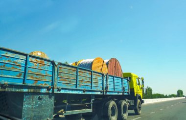                                Kablo kamyonu yolda.