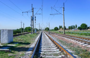                                Tren yolu tarladan geçiyor.