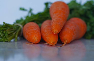                    Yeşillikli kırmızı havuç            