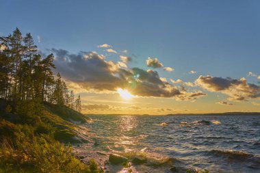 Gün batımında gölün yüzeyindeki dalgaların dalgaları.