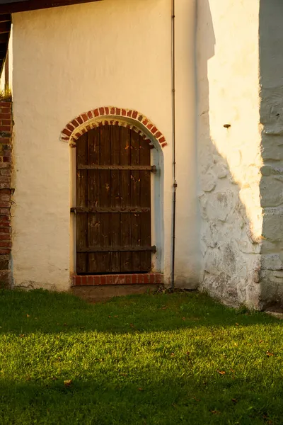 Uma porta de madeira rara vintage de uma antiga casa medieval. — Fotografia de Stock