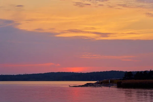Pôr-do-sol colorido nas margens do Mar Báltico. — Fotografia de Stock