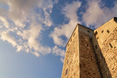 Turku kalesi beyaz bulutlu mavi gökyüzüne karşı.