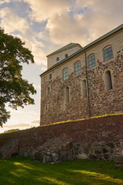 Turku kalesi beyaz bulutlu mavi gökyüzüne karşı.