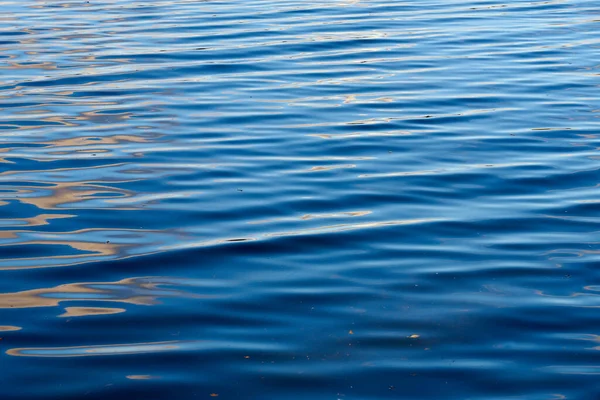 Ondas de luz de ondas na superfície da água do lago. — Fotografia de Stock