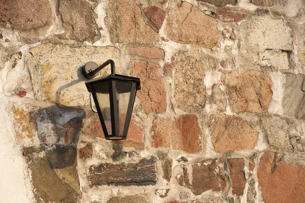 Železná Dekorativní Lucerna Staré Zdi Žulového Kamene — Stock fotografie