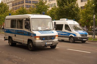 BERLİN, Almanya - 18 Eylül 2021 Berlin 'de polis otobüsleri