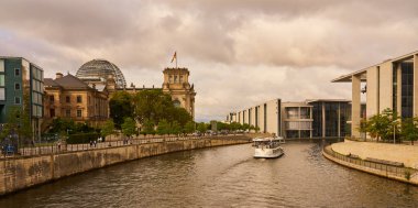 BERLİN, ALMANA - 18 Eylül 2021 Berlin 'de tekne