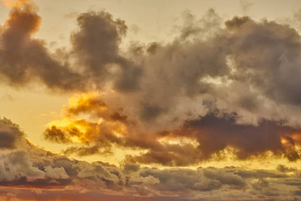 Nuvens coloridas no céu como fundo. — Fotografia de Stock