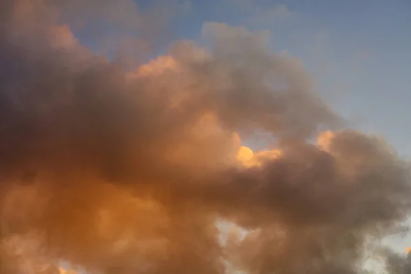 Цветные облака на фоне заходящего неба. — стоковое фото