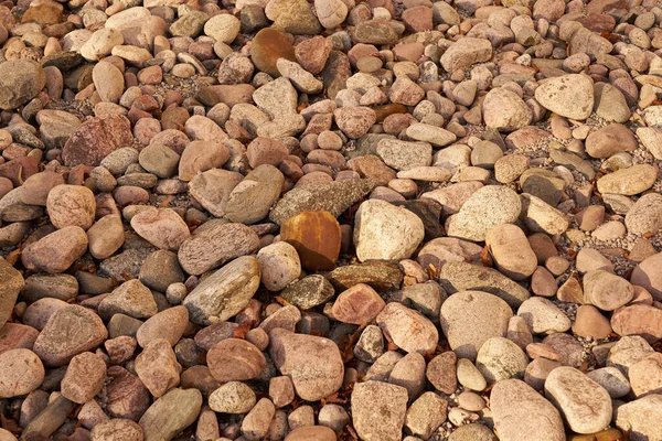 A estrada espalhada com escombros de granito como pano de fundo. — Fotografia de Stock