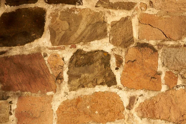 Un vieux mur de pierres de granit de différentes tailles comme fond. — Photo