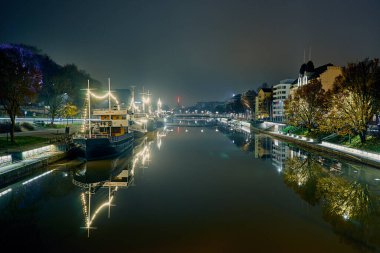 Turku, Finlandiya - 01 Kasım 2021: Turku Finlandiya 'daki Aura Nehri' nin panoramik manzarası.