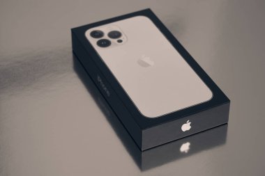 Turku, Finlandiya - 26 Eylül 2021: Yeni iPhone 13 'ün kutusu maksimum ceza