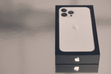 Turku, Finlandiya - 26 Eylül 2021: Yeni iPhone 13 'ün kutusu maksimum ceza