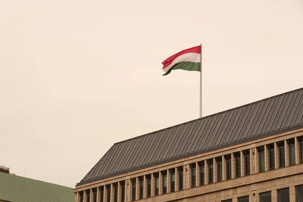 Flag Hungary Roof Building Gray Sky Background — Stock Photo, Image