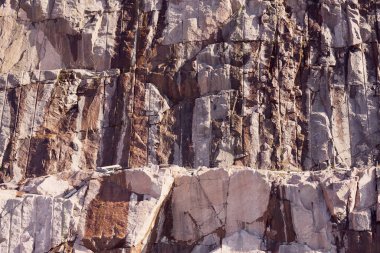 İnşaat patlamasından sonra bir granit kaya.