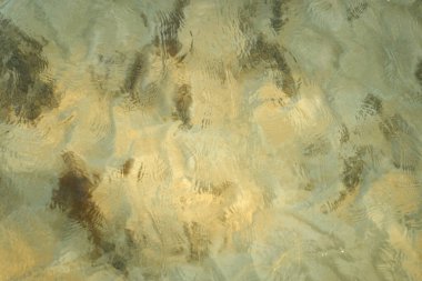 Turkuaz tropikal denizin yüzeyinde dalgalar