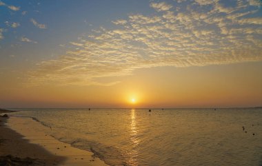 Güneş şafak vakti Kızıl Deniz 'in üzerinden doğar..