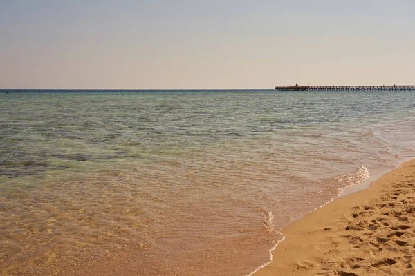 Vagues sur la plage de sable tropical de la mer rouge. — Photo