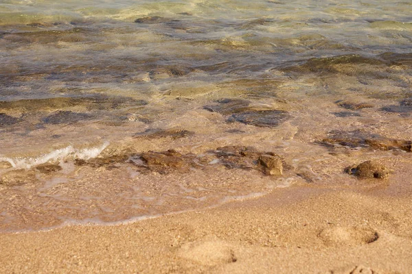 Hullámok a vörös tenger trópusi homokos partján. — Stock Fotó