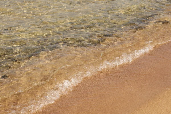 Ondas na praia tropical arenosa do mar vermelho. — Fotografia de Stock