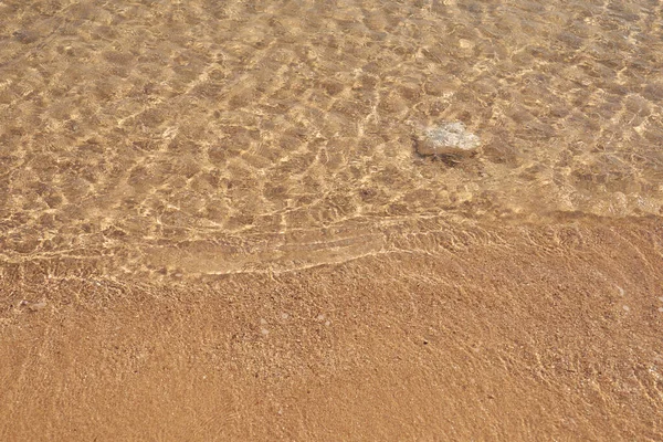 Fale na tropikalnej, piaszczystej plaży Morza Czerwonego. — Zdjęcie stockowe