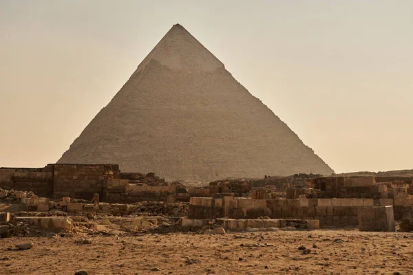 Piramide Van Khafre Een Mistige Waas Met Ruïnes Voorgrond — Stockfoto