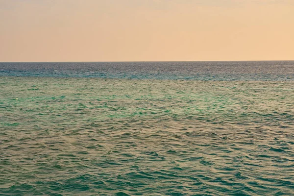 Het Wateroppervlak Van Rode Zee Met Een Horizon Achtergrond — Stockfoto