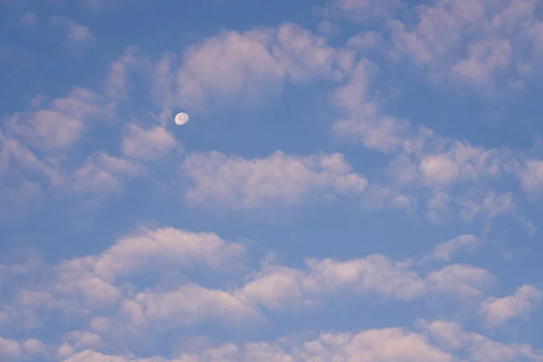 Luna Nel Cielo Blu Tra Nuvole Come Uno Sfondo — Foto Stock