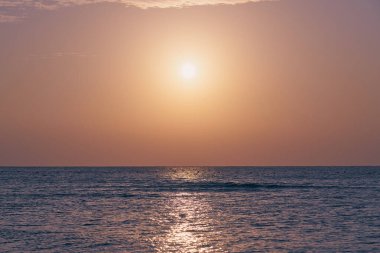 Güneş şafak vakti Kızıl Deniz 'in üzerinden doğar..